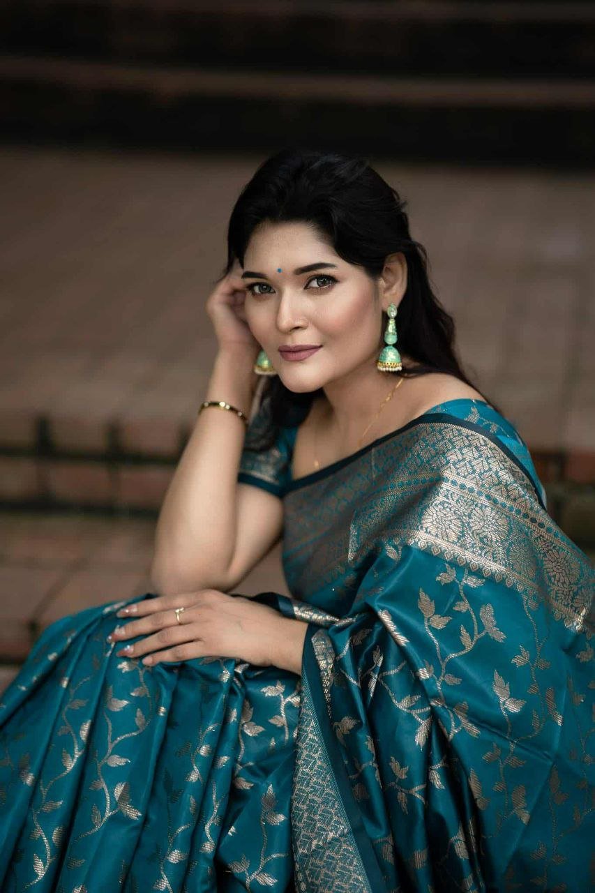 সফট সিল্ক কাশ্মেরী কাতান শাড়ি - ম্যাচিং ব্লাউজ পিচ (code-14) - Image 6