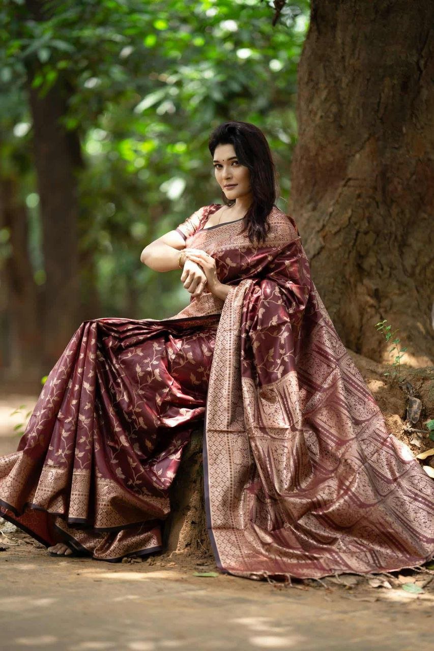 সফট সিল্ক কাশ্মেরী কাতান শাড়ি - ম্যাচিং ব্লাউজ পিচ (code-14) - Image 9