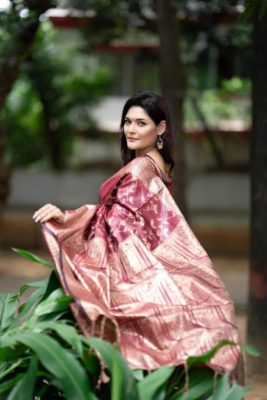 সফট সিল্ক কাশ্মেরী কাতান শাড়ি - ম্যাচিং ব্লাউজ পিচ (code-14) - Image 10