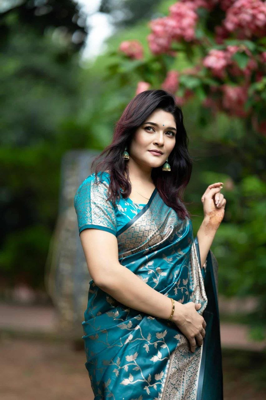 সফট সিল্ক কাশ্মেরী কাতান শাড়ি - ম্যাচিং ব্লাউজ পিচ (code-14) - Image 3